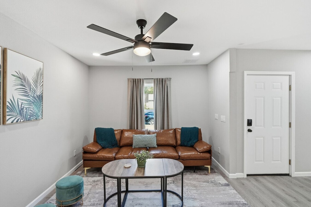 Spacious 4BR Gem Family-friendly Near Downtown