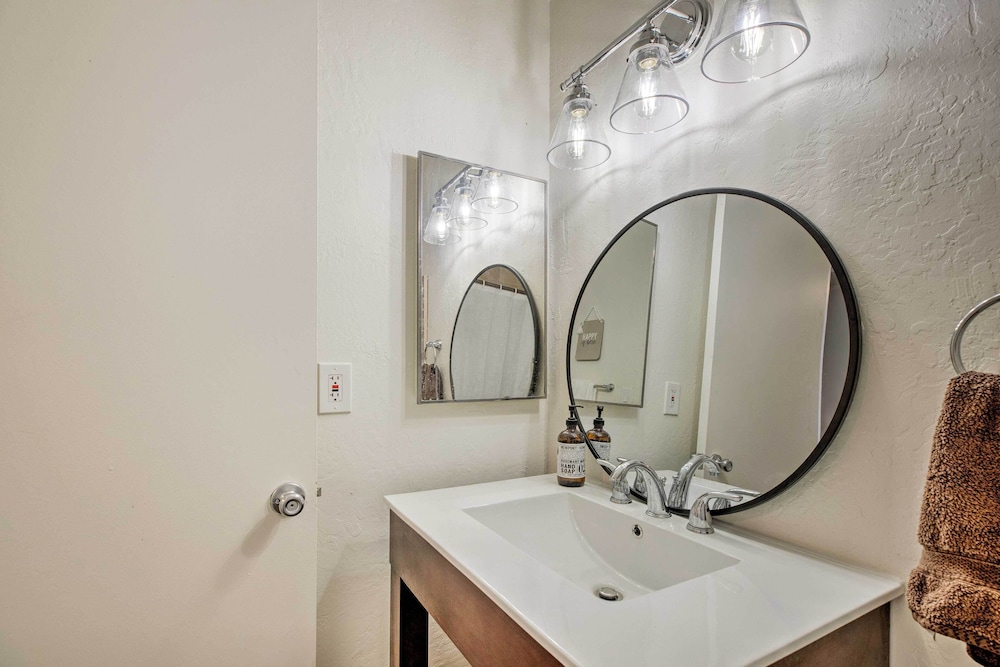 Modern Tempe Condo w/ Pool Access  4 Mi to ASU - Property Image 14