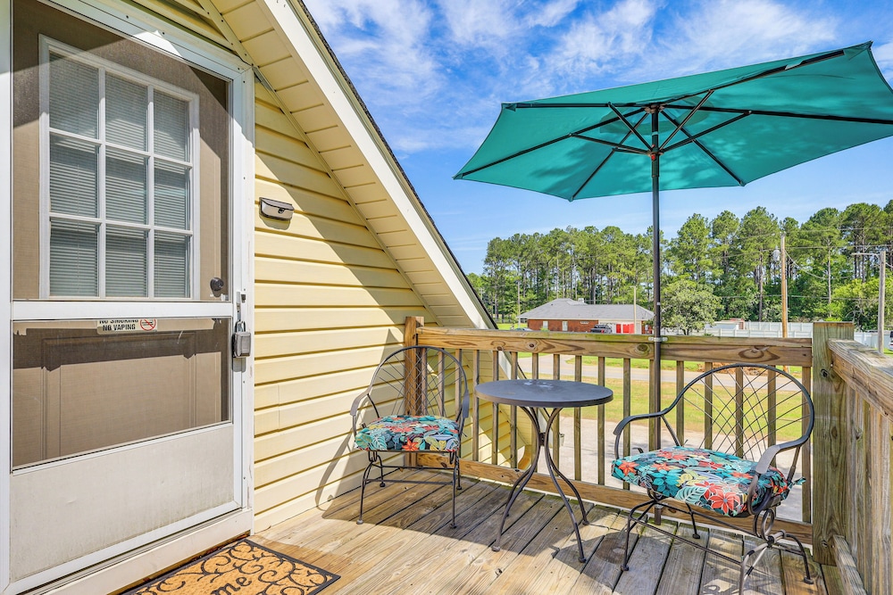 10 Mi to Mobile Bay: Family Apt in Silverhill!