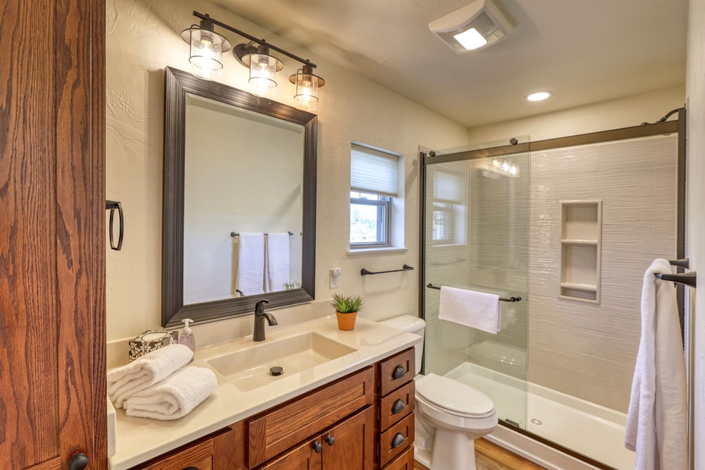 Gold Mining Condo King Bed Modern Comforts