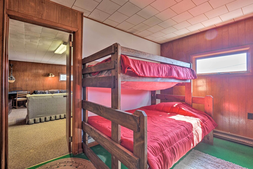 Cozy Home w/ Private Patio & Views, Hiking On-site