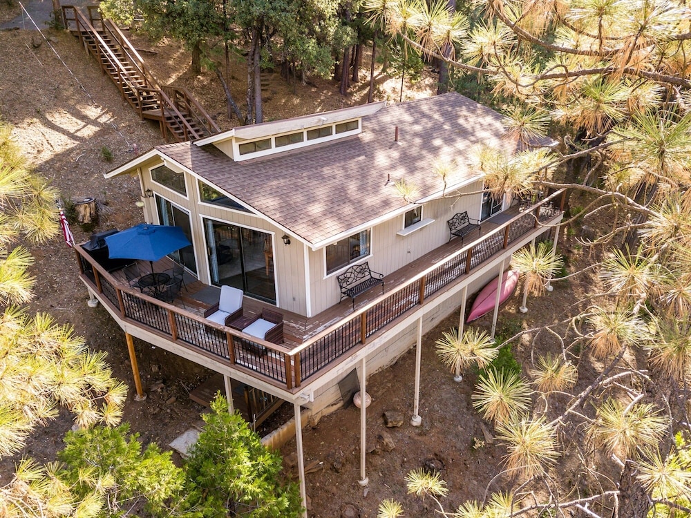 Creekside Hideaway - Spacious Home Hidden in Trees by Yosemite Region Resorts view 3