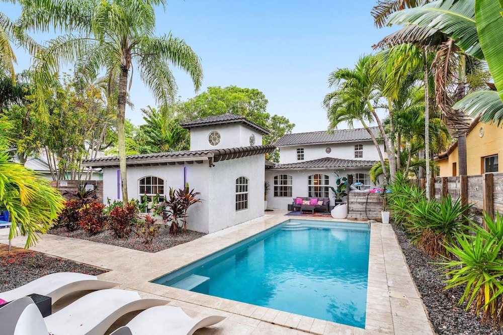 Luxe 5BR 4BA Heated Pool 10 Min to Beach BBQ