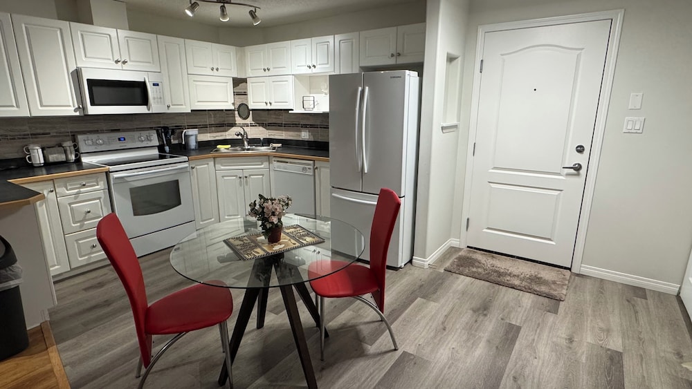 MainFloorCondo CozyFurnished Independent