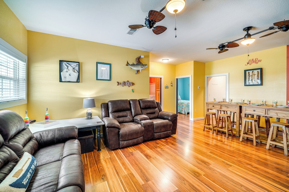 1 Mi to Lake Texoma Access: Home w/ Deck