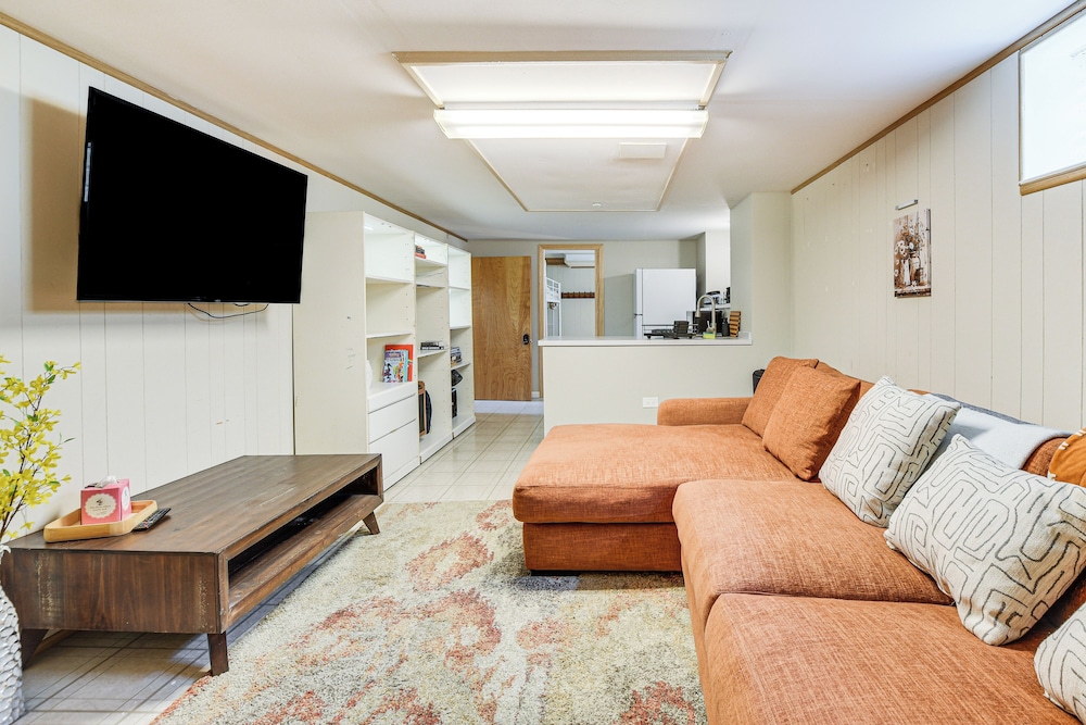 Pet-friendly Abode, 2 Mi to Dtwn Evanston!