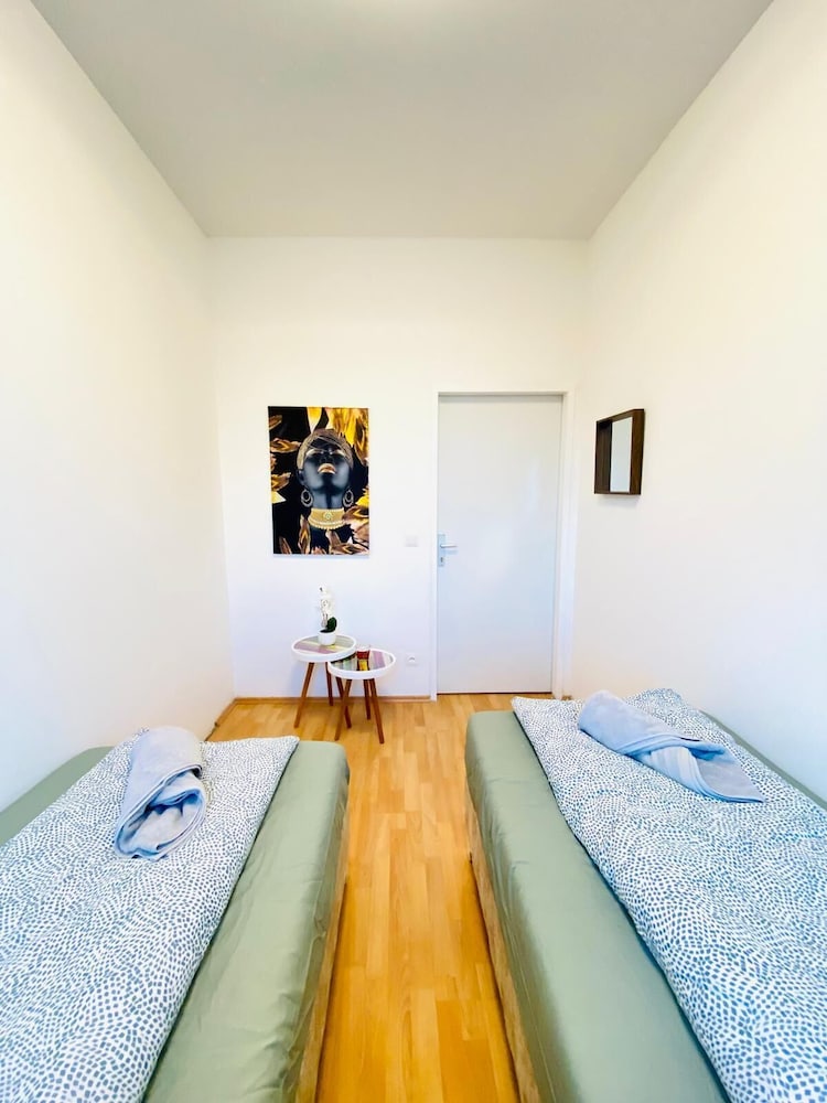 5 Bedroom Apartment near Schonbrunn