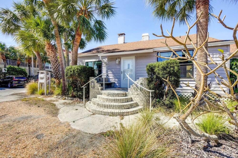 Indian Rocks Beach Cottage, Walk to Beach! view 4