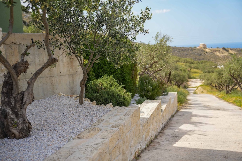 Oliva Emerald Eco - Secluded Off-grid Vineyard Villa