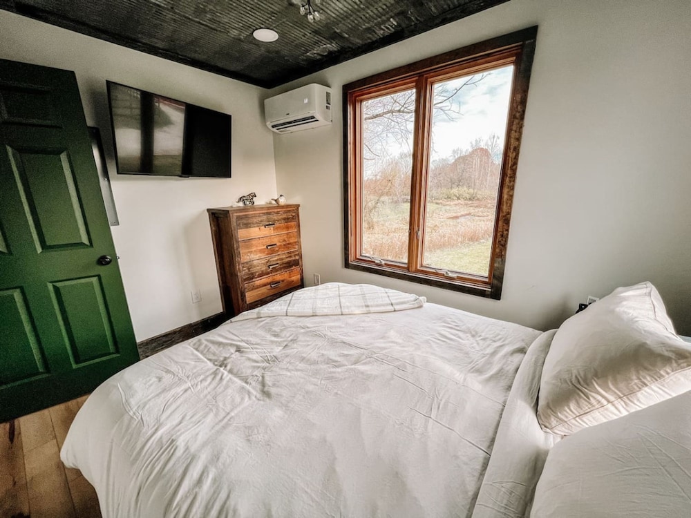 Treehouse Hot tub on 60 Acre Farm Near Downtown