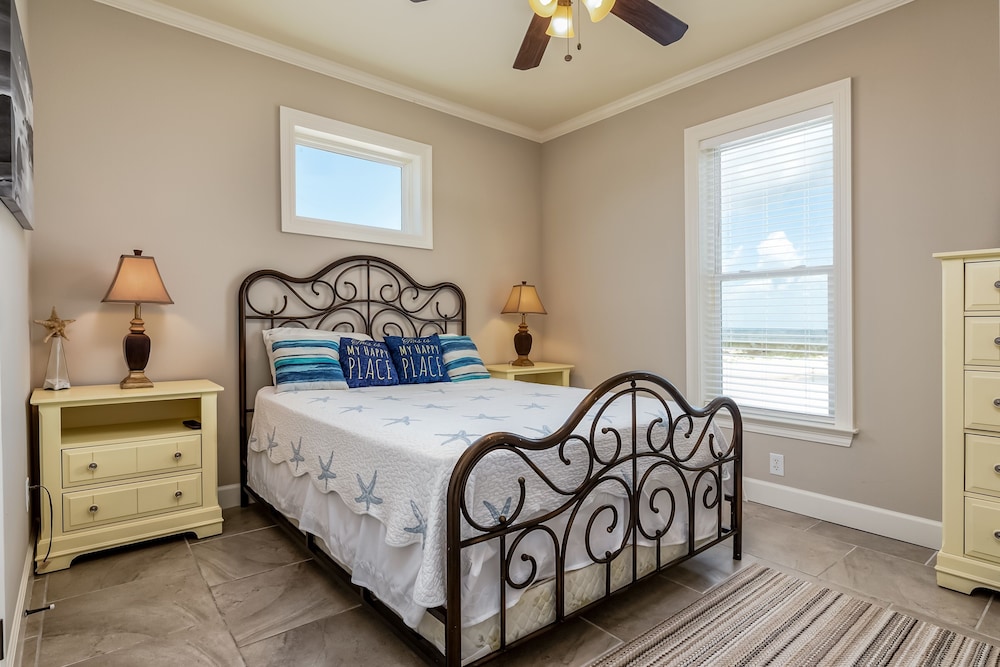 Southern Breeze - Gulf Front! Pet Friendly! Bring The Whole Family For Fun In The Sun! 4 Bedroom Home by RedAwning view 4