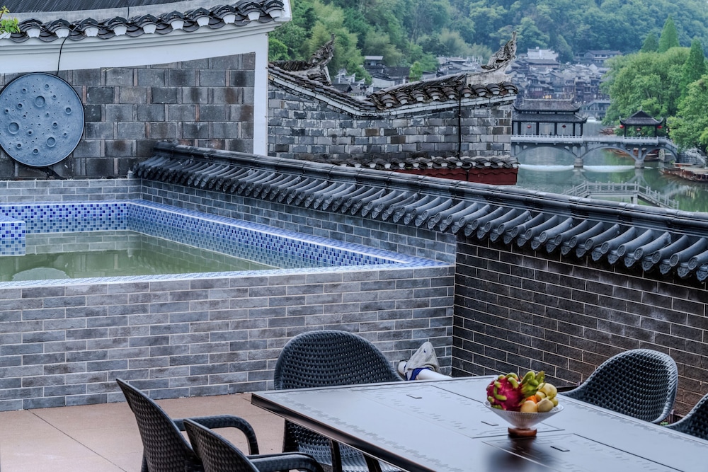 Fenghuang Yiquan River View B&B