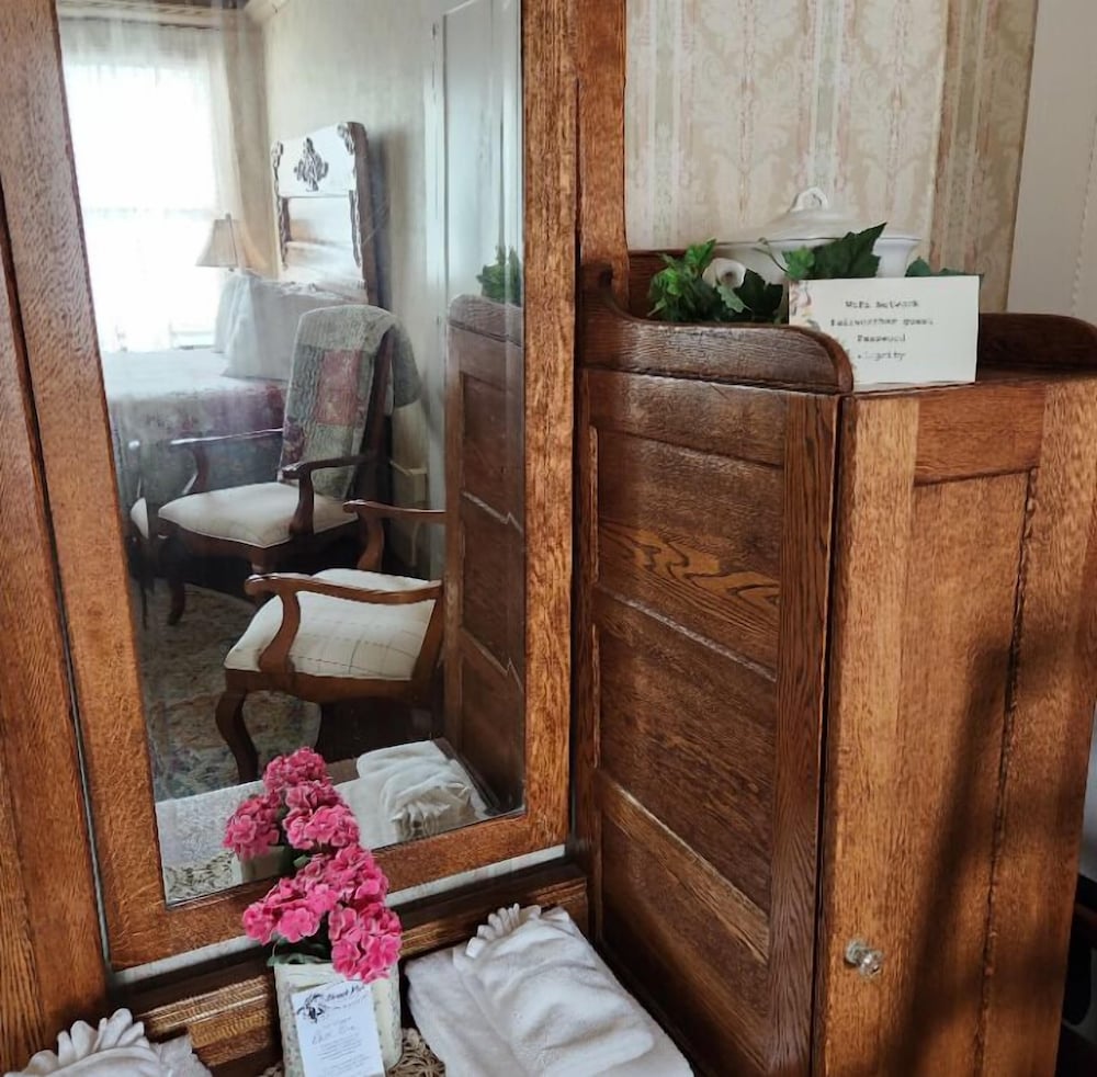 Fairweather Inn and Nevada City Cabins