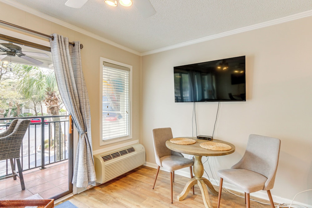 Walk to Coligny Beach Park: Condo w/ Pool Access!