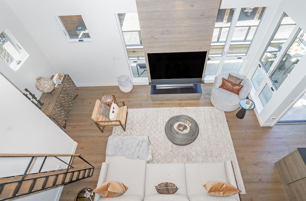 Luxury Stay! 2 Min To Gondola Ski Storage, Sauna, Heated Garage, Gym 4 Bedroom Condo by RedAwning view 4