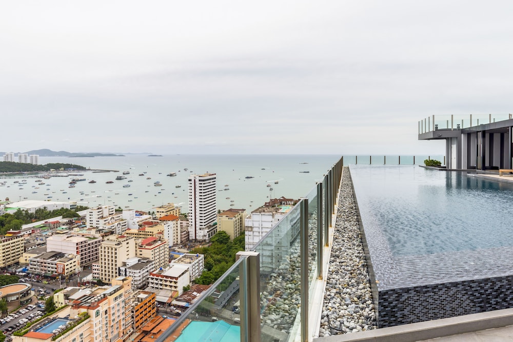 The Base Central Pattaya by Favstay