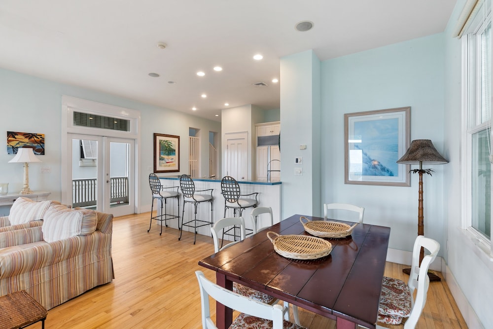 Palm House - Private Beachfront House 3 Bedroom Home by RedAwning