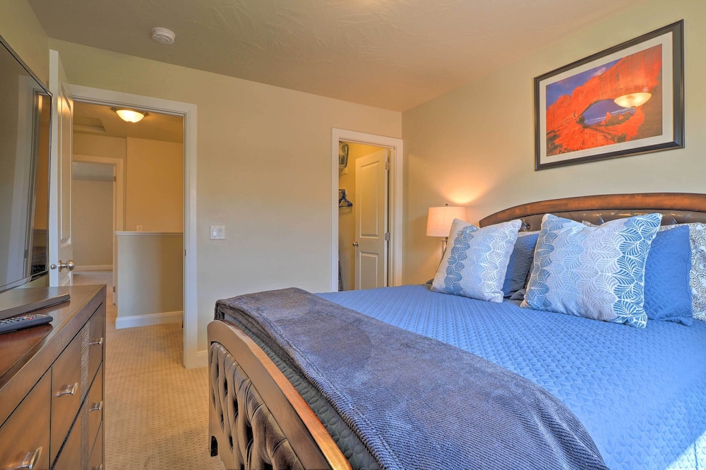 'blue Sky Get-a-way' Townhome w/ Patio, Grill 3
