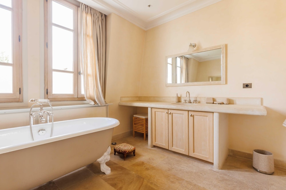 Luxury Mansion With Garden in Heart of Neuilly
