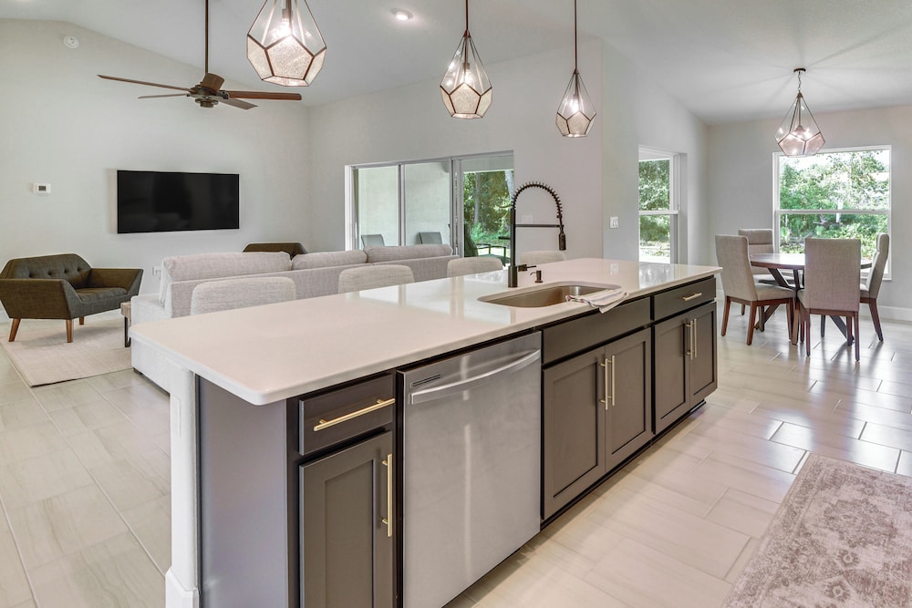 Newly Built Golf Course Home in Palm Coast!