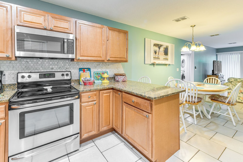 4 Mi to Siesta Key Beach: Condo w/ Pool Access