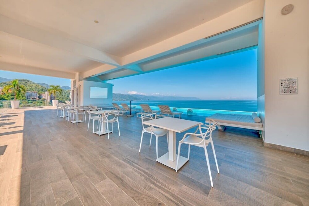 Luxurious 2BR Condo - Amazing Ocean View - Pool