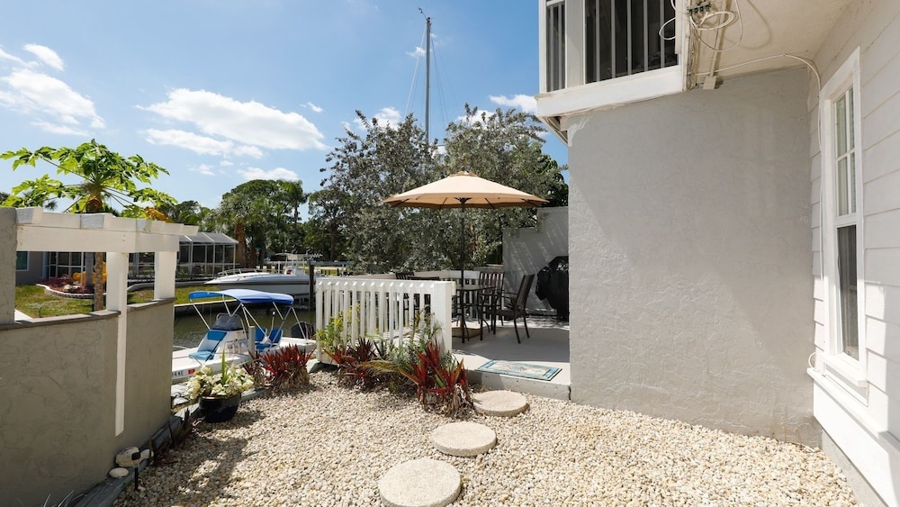 Lemon Bay Waterfront Condo W Patio, 5 Miles To Gulf Beaches 2 Bedroom Condo