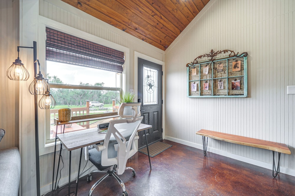 8 Mi to Dtwn Wimberley: Cabin Retreat on 5 Acres!