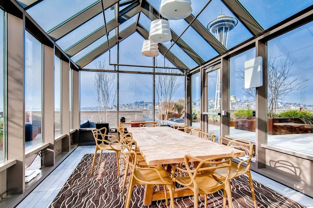 1 Location 2BR Across From Space Needle -vr1