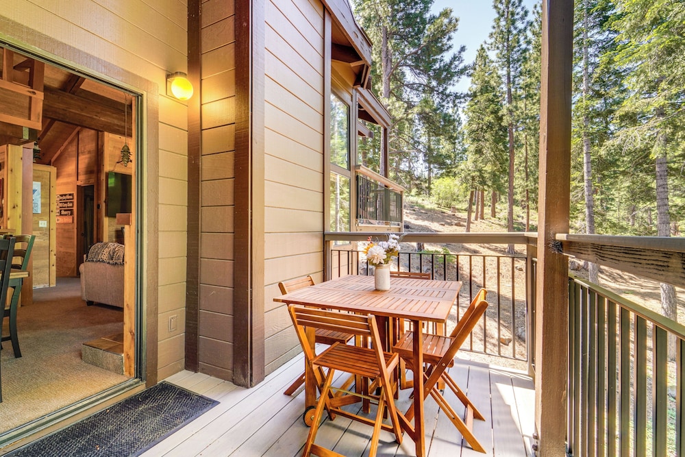 8 Mi to North Tahoe Beach: Truckee Resort Condo