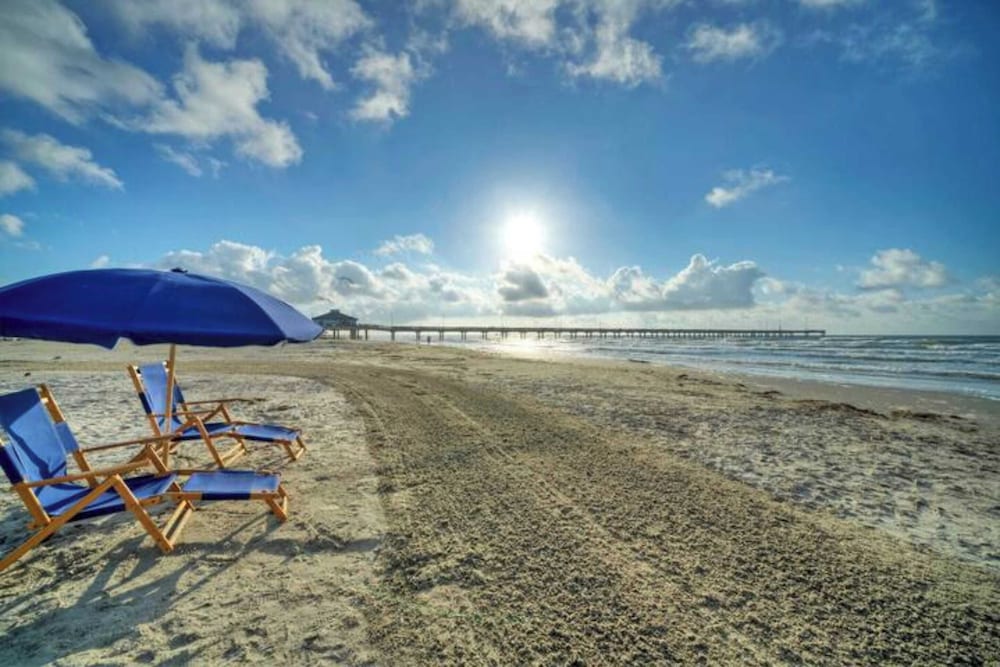 Pool Access, Private Patio Living, Near the Beach Seahorse Cove by Avantstay