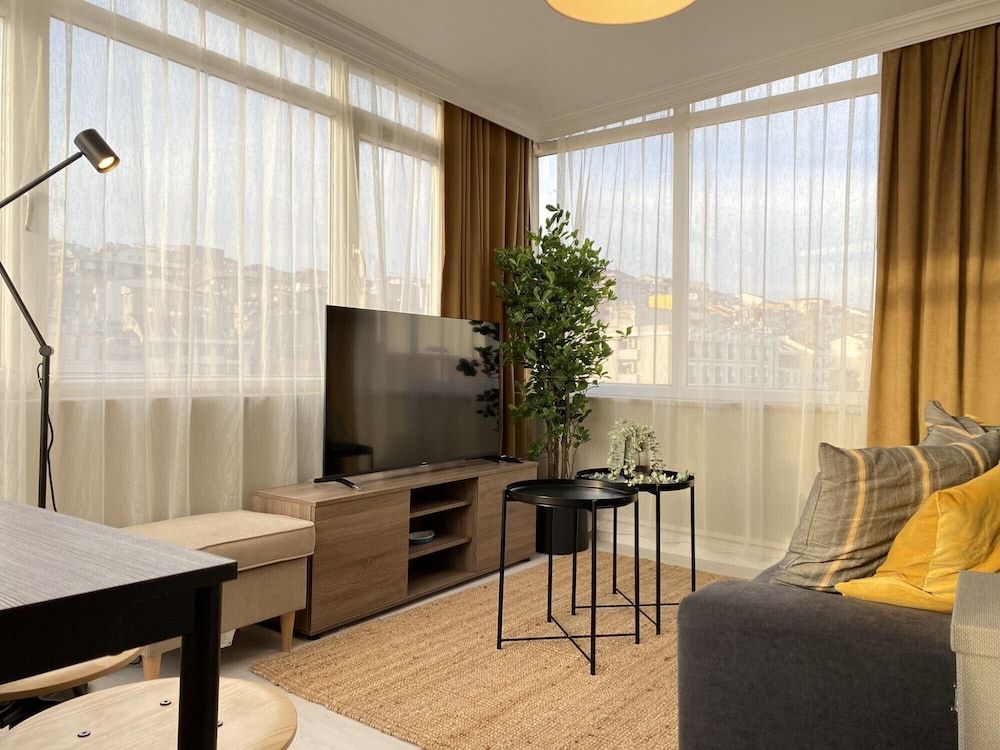 Central and Charming Flat With Balcony in Sisli