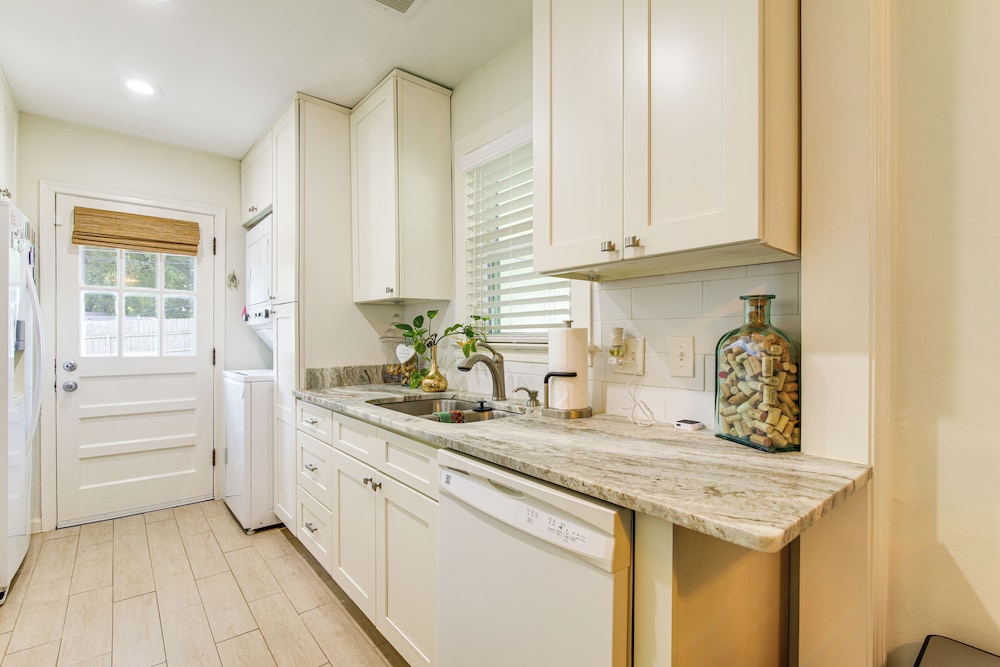 Updated Suburban Retreat: 8 Mi to Dtwn Memphis!
