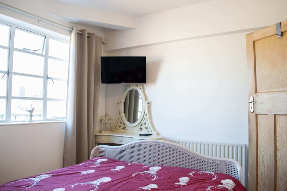 Beautifully Decorated Contemporary 2 Bedroom Flat