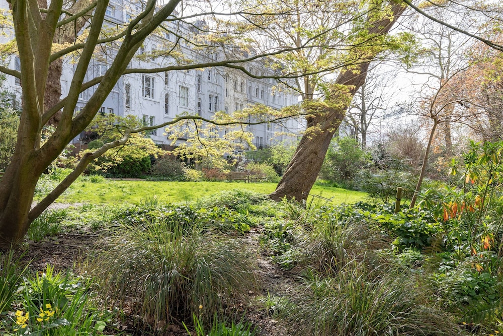 Ladbroke Gardens VII by Onefinestay