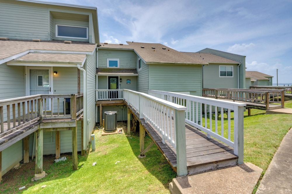 Boat & Fish: Gem w/ Water Views on Lake Livingston