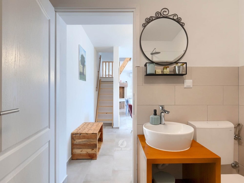 Adorable Home With Private Garden and Bubble Bath