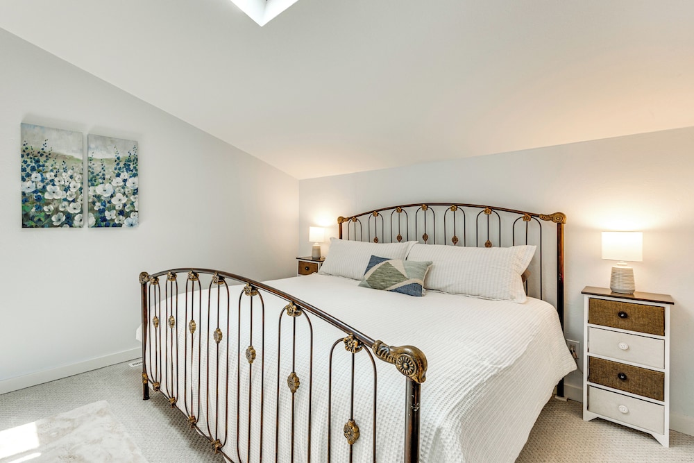 1 Mi to Attractions: Getaway w/ Mtn Views!