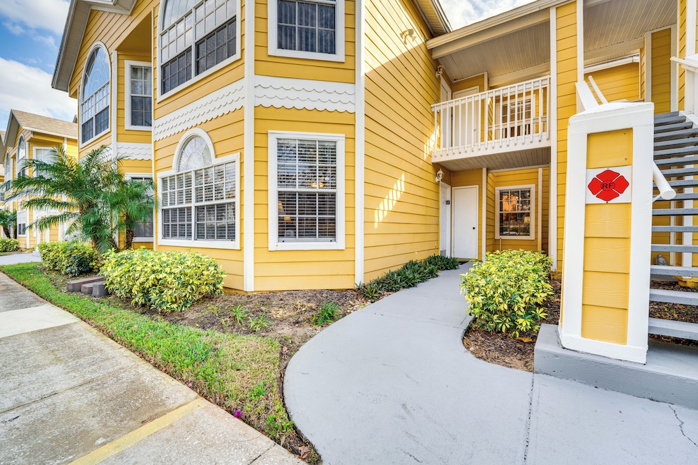 7 Mi to Disney: Condo w/ Pool & Hot Tub Access!