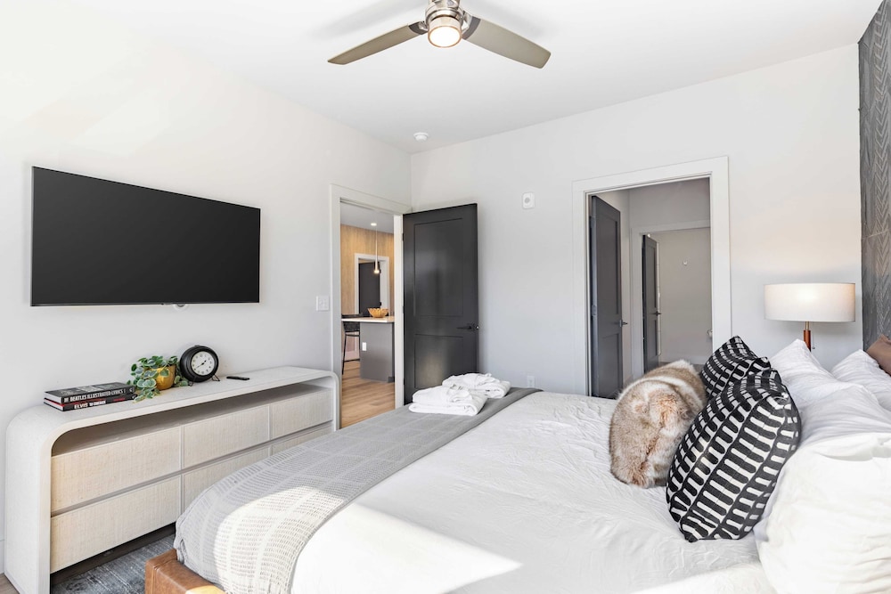 Sleeps 24 4 Modern Midtown Apartments w/ Gym + Pool Walkable to Shops & Eats