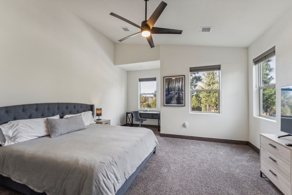 Scenic Golf Retreat With Modern Comforts & Fireplace 4 Bedroom Townhouse