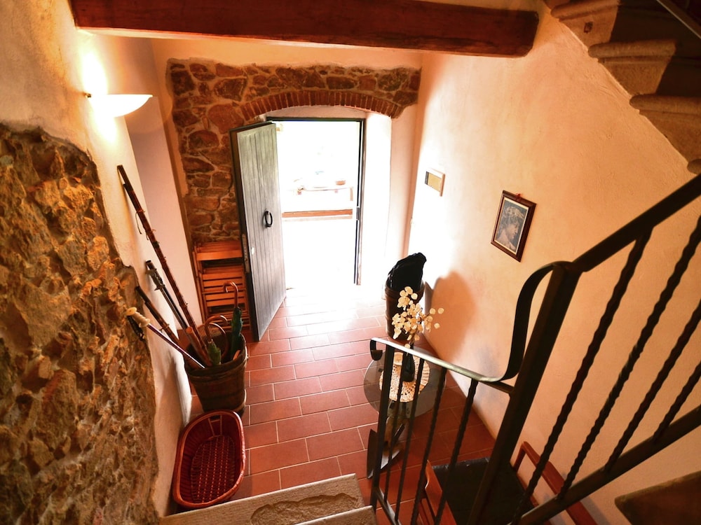 Vintage Cottage in Pescia with Hot Tub view 4