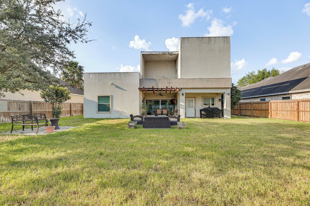 Covered Patio & Grill: Colorful Mcallen Home view 3