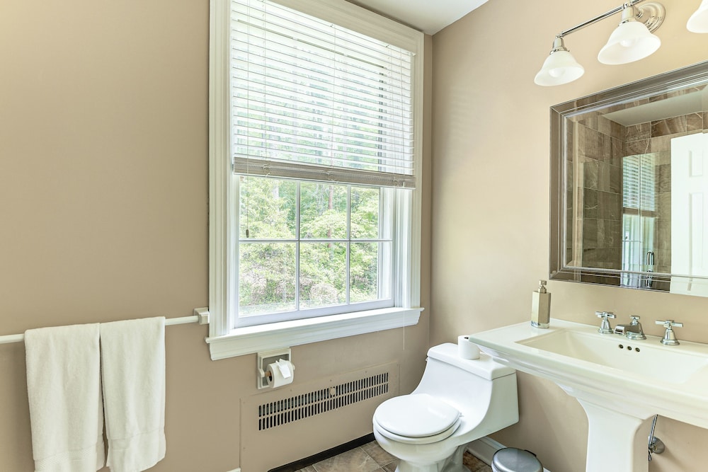 16 Mi to Baltimore: Spacious Home in Owings Mills!
