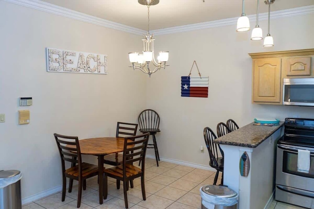Open & Modern Pool #b Walk To Beach 2 Bedroom Condo