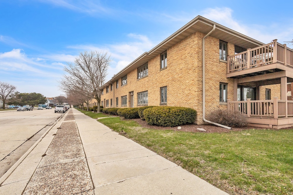 Harbor Hideaway - Walk To Beach, Dining & Downtown 2 Bedroom Condo