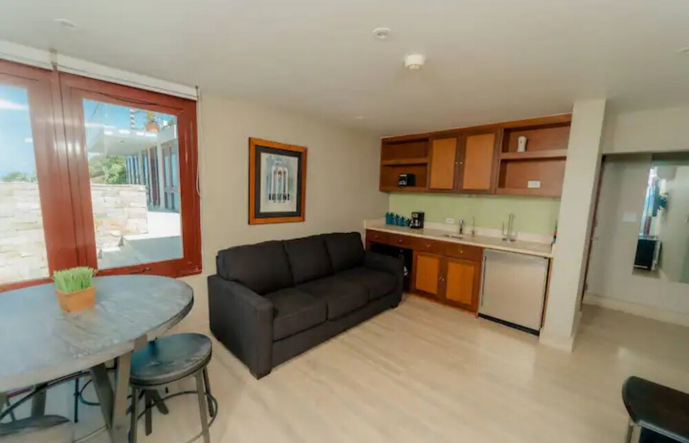 Beachside Getaway Suites view 4
