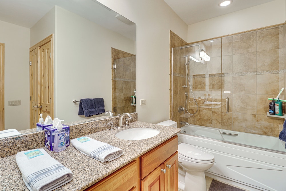 2 Mi to Angel Fire Resort: Luxury Condo w/ Balcony