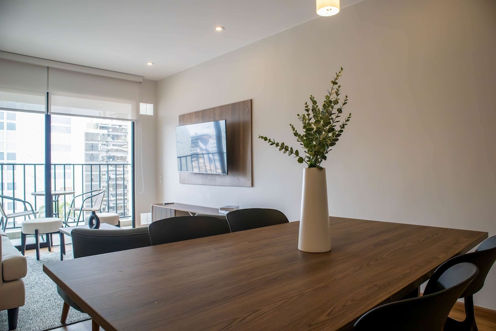 Beautiful 2BR With Fantastic Pool in Miraflores