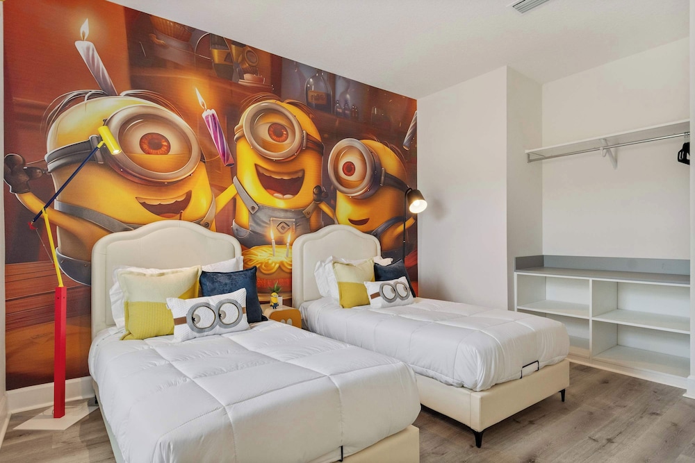 Grand 15-bedroom Villa -magical Themes, Pool & Game Loft, Lakeview
